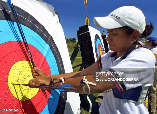 The Venezuelan Luzmary Guedez takes out the arrows from the target, with which its score won the gold medal in the women's archery competition of 70...