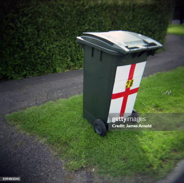 green wheelie bin with george cross - pattumiera a rotelle foto e immagini stock