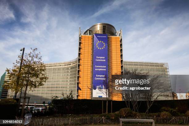 europäischen union commision gebäude in brüssel belgien - european commission stock-fotos und bilder