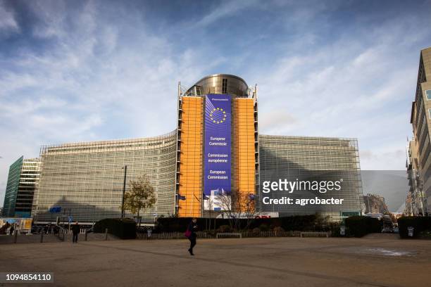 edificio de comisión de la unión europea en bruselas bélgica - eu building brussels fotografías e imágenes de stock