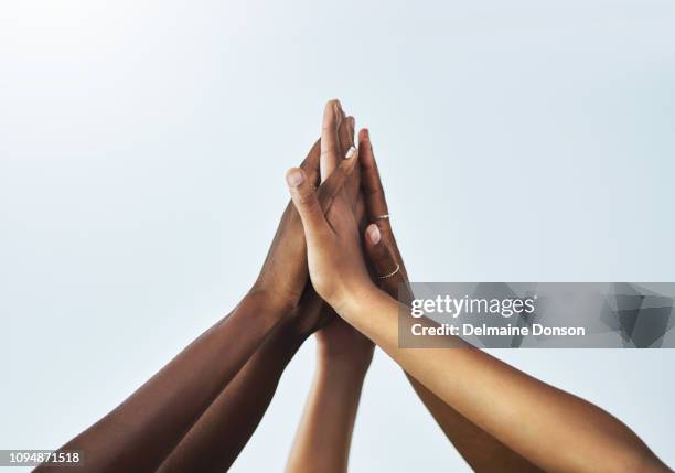 een vrouw is iets te vieren - high five stockfoto's en -beelden