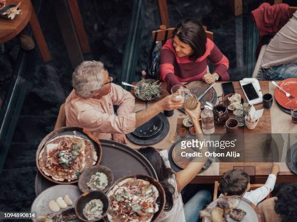 Familie, Essen in einem mexikanischen Restaurant