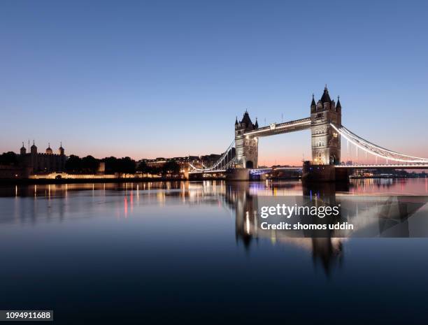 iconic london landmark illuminated at twilight - tower of london stock-fotos und bilder