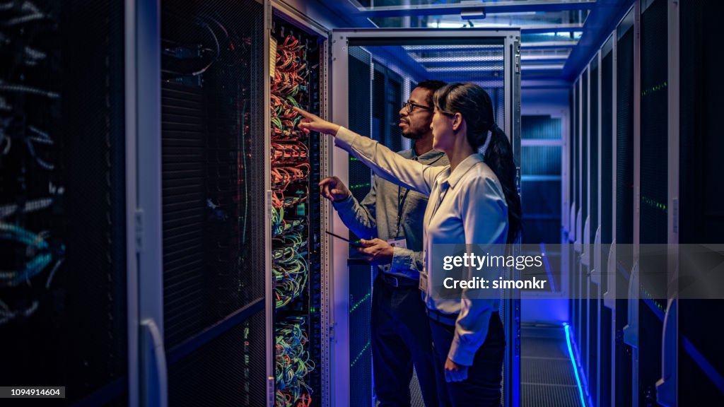 Engenheiros IT, servidores na sala do servidor de verificação