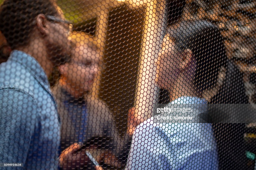 -Engenheiros trabalhando na sala do servidor