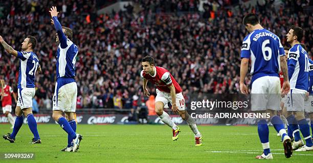 Arsenal's Dutch striker Robin Van Persie reacts next to Birmingham City's English midfielder Lee Bowyer and Birmingham City's Czech Republic defender...