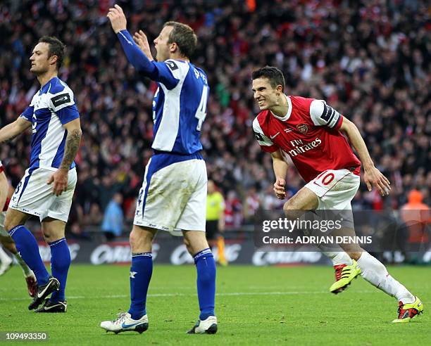 Arsenal's Dutch striker Robin Van Persie reacts next to Birmingham City's English midfielder Lee Bowyer and Birmingham City's Czech Republic defender...