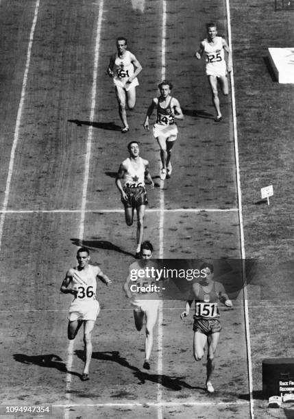 Picture taken on August 02, 1948 of the men's 800m Final during the athletics competition of the London 1948 summer Olympic Games, won by US Mal...