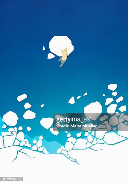 view from above polar bear climbing on floating ice in ocean - iceberg ice formation 幅插畫檔、美工圖案、卡通及圖標