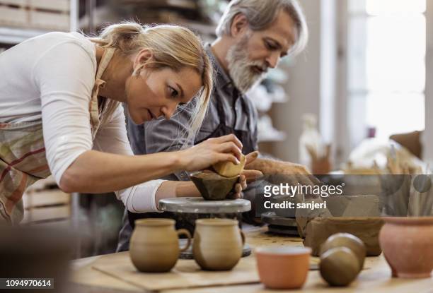 zwei menschen, die schaffen keramik - keramik stock-fotos und bilder