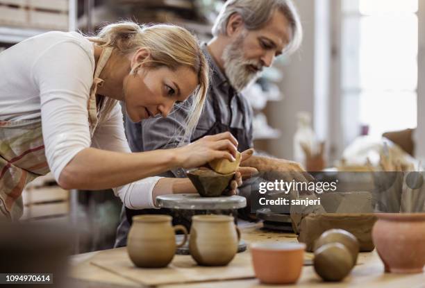 dos personas crear cerámica - hobbies fotografías e imágenes de stock