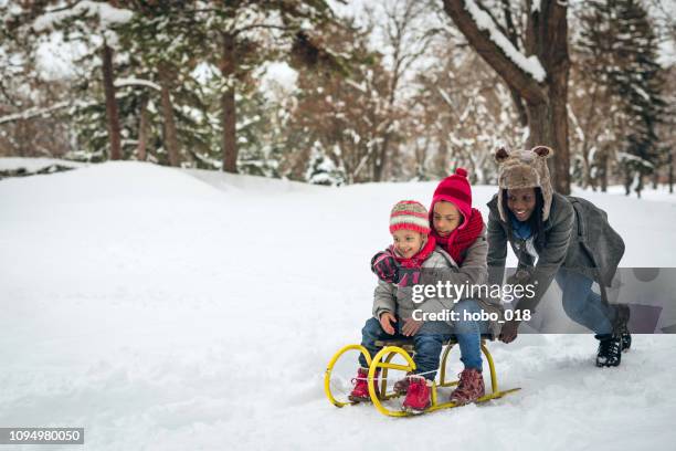 alleinerziehende mutter mit kindern zu spielen - kids playing snow stock-fotos und bilder