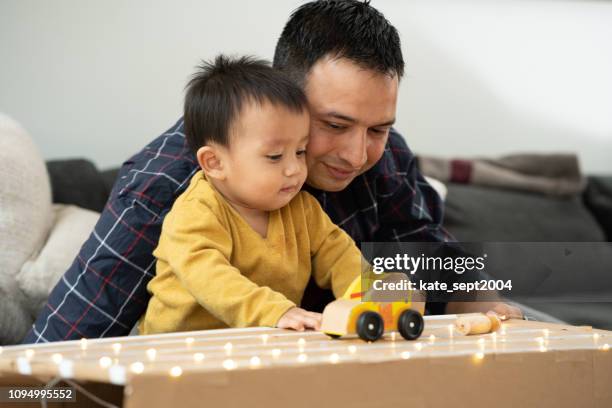 agradable noche familiar con niños y padres - oriental asiático e indio fotografías e imágenes de stock