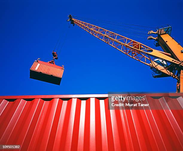 containers - construction cranes stockfoto's en -beelden