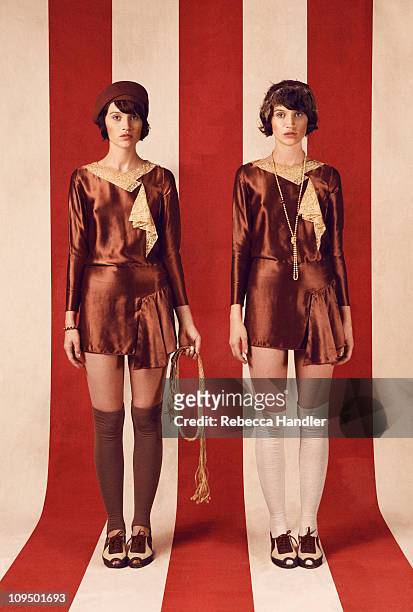 two identical women wearing 1920s clothing - fashion family stock-fotos und bilder