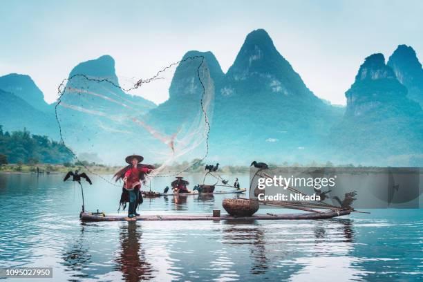 traditional chinese fisherman, li river - daily life traditional fishermen stock pictures, royalty-free photos & images