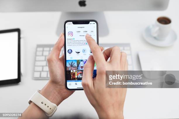 instagram-anwendung auf dem apple iphone x - hand mobile stock-fotos und bilder