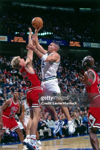 Jason Kidd of the Dallas Mavericks shoots the ball against Steve Kerr of the Chicago Bulls on November 29, 1996 at the Reunion Arena in Dallas,...