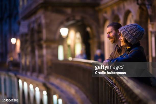 coppia di turisti che si guarda sulla victoria terrace, edimburgo - edinburgh foto e immagini stock