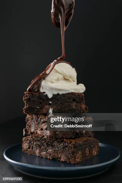 pouring hot fudge on brownies - calda de caramelo imagens e fotografias de stock