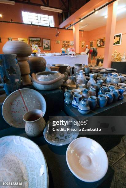 ceramics at casa do artesão (craft shop) - artesão 個照片及圖片檔