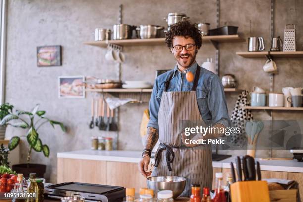 tugendhafte chef werfen ei in luft - hipster in a kitchen stock-fotos und bilder