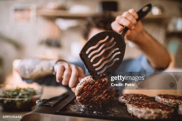 zelfgemaakte hamburgers op elektrische grill - burger grill stockfoto's en -beelden