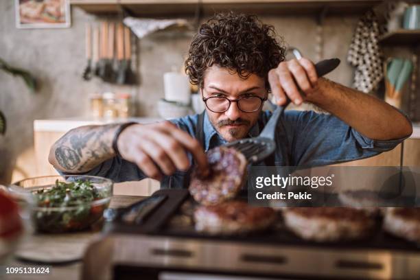 hausgemachte hamburger auf elektro-grill - männer grillen stock-fotos und bilder