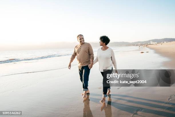 holding hands voor 40 jaar - 55 to 60 years old african american male stockfoto's en -beelden