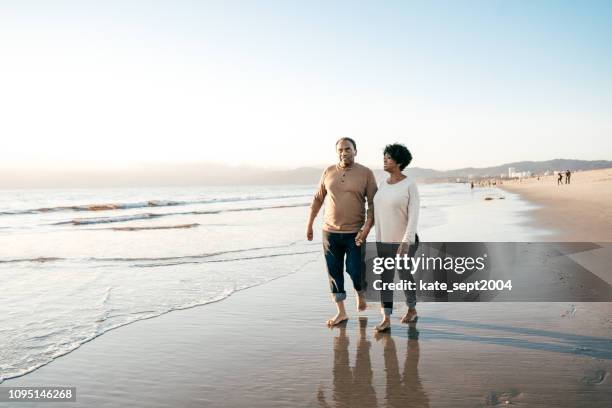 holding hands voor 40 jaar - 55 to 60 years old african american male stockfoto's en -beelden