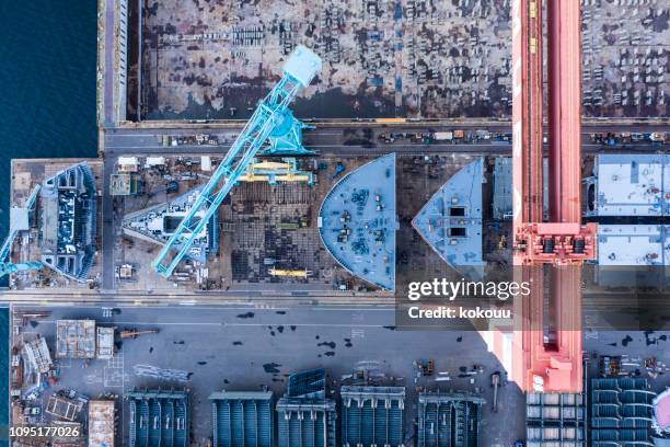 een schip is gebouwd op de scheepswerf - shipyard stockfoto's en -beelden