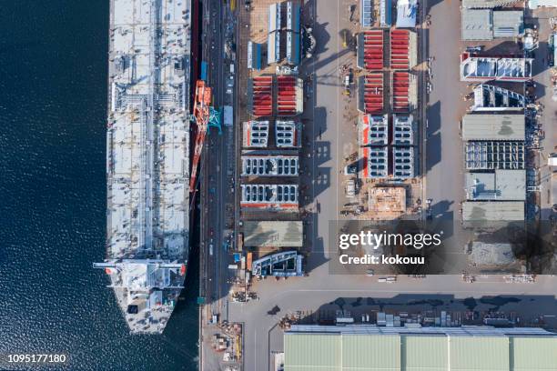 a large ship is being built at the shipyard - shipyard crane stock pictures, royalty-free photos & images