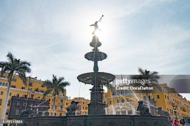 bronzen fontein en de kathedraal, plaza de armas, lima - lima stockfoto's en -beelden