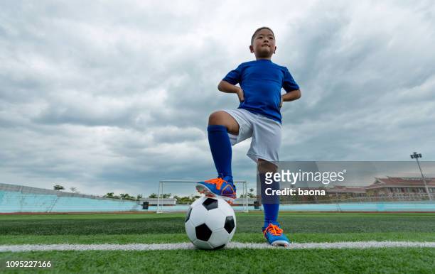 young football player waiting for kick off - cleat stock pictures, royalty-free photos & images