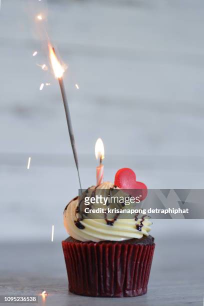 cupcakes on a cake stand with sparklers ,cupcakes for valentine's day - cupcake fotografías e imágenes de stock