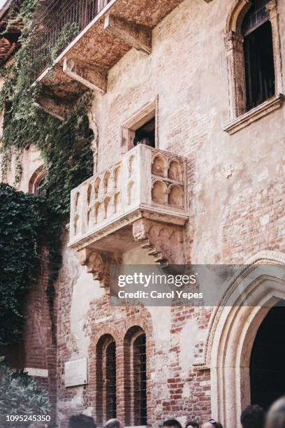 juliet capulet's brick balcony in verona - juliet foto e immagini stock