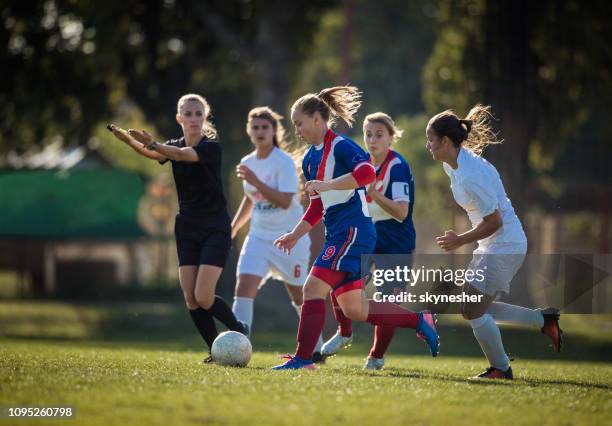 volledige lengte van vrouwelijke voetballers in actie tijdens de wedstrijd. - female umpire stockfoto's en -beelden