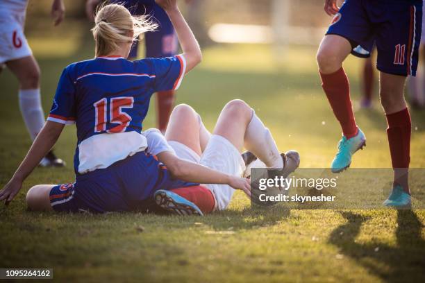 foul an frauen fußballspiel! - foul sportbegriff stock-fotos und bilder