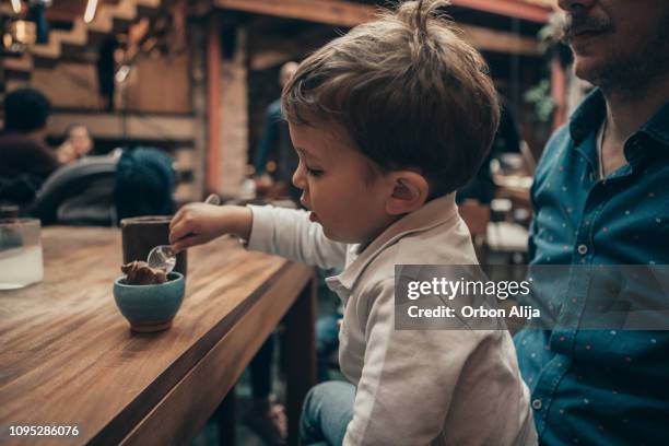 jongen eten in een mexicaans restaurant - children restaurant stockfoto's en -beelden