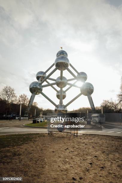 the atomium in brussels - atomium monument stock pictures, royalty-free photos & images
