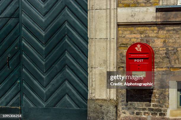 de ingang van de zaken van ministerie van kerk in kopenhagen - brievenbus gefabriceerd object stockfoto's en -beelden