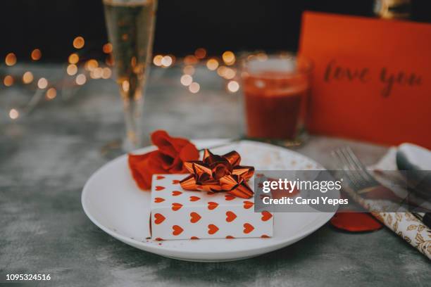 valentines day table place setting - valentines day dinner foto e immagini stock