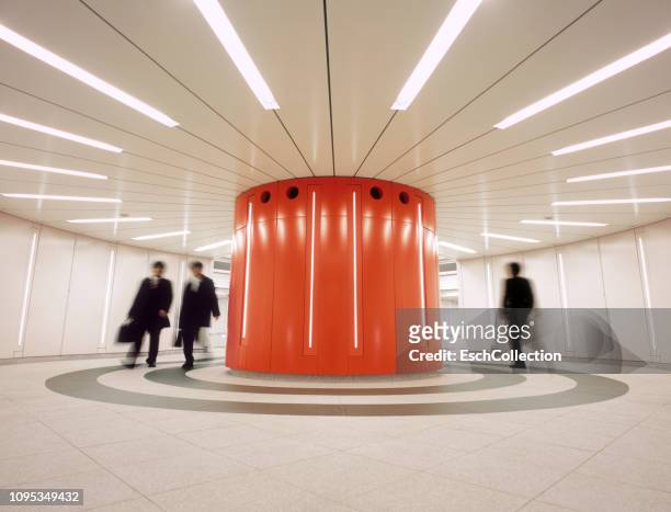 businessmen walking in circles, tokyo, japan - architecture symmetry stock-fotos und bilder