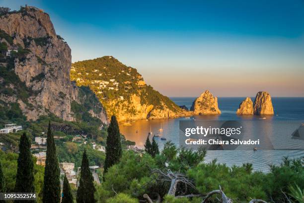 capri faraglioni at the sunset - capri - fotografias e filmes do acervo