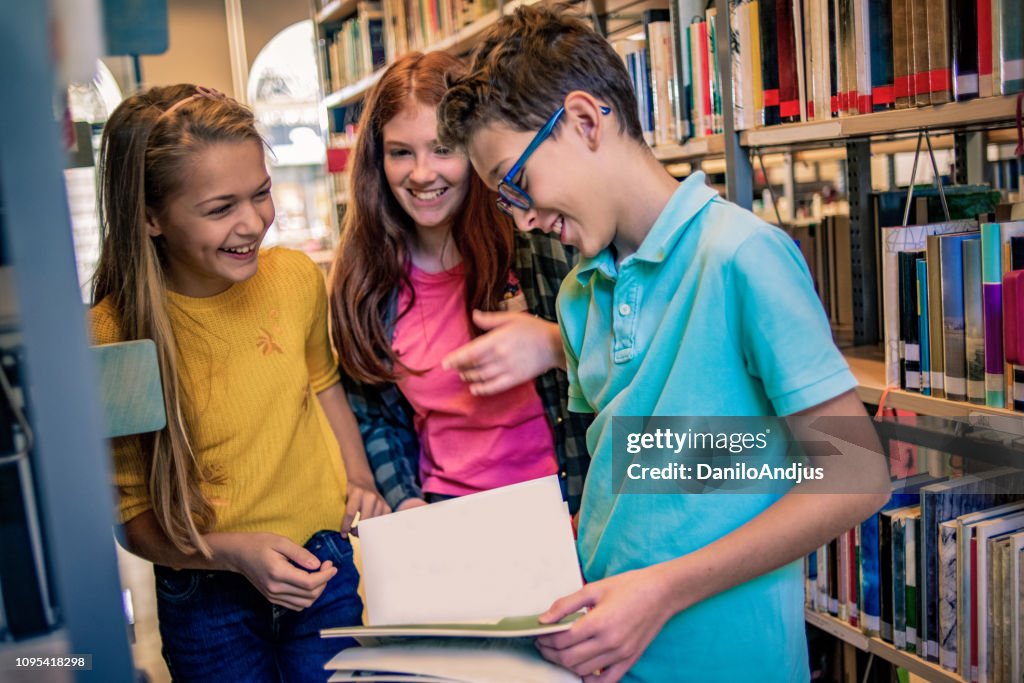 Schulfreunde einigen Recherchen zusammen in der Bibliothek