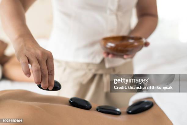 hot stone massage therapy - lastone terapi bildbanksfoton och bilder
