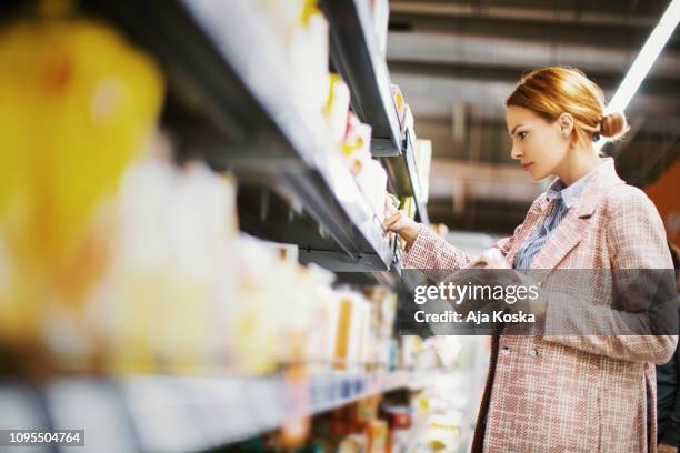 ich habe brot glutenfrei. - supermarket shelf stock-fotos und bilder