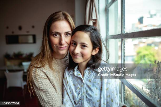 porträt von mutter und tochter. - adolescent daughter mother portrait stock-fotos und bilder