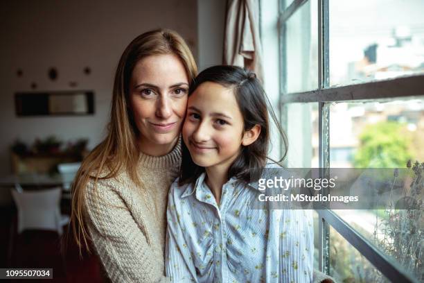 portret van de moeder en dochter. - nosotroscollection stockfoto's en -beelden