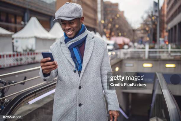 leende ung affärsman kontrollera hans bankkontosaldo via sin telefon - winter berlin bildbanksfoton och bilder